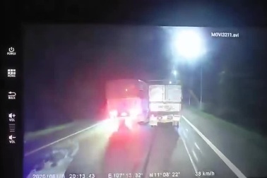 Xe tải vượt ẩu gây tai nạn liên hoàn