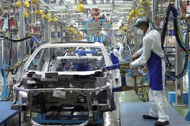 Giá xe nhập tăng và lượng linh kiện ô tô nhập đang giảm mạnh