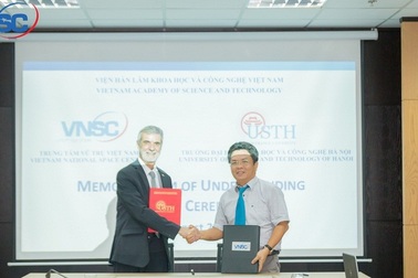 Trung tâm Vũ trụ Việt Nam ký hợp tác với Đại học KH&CN Hà Nội
