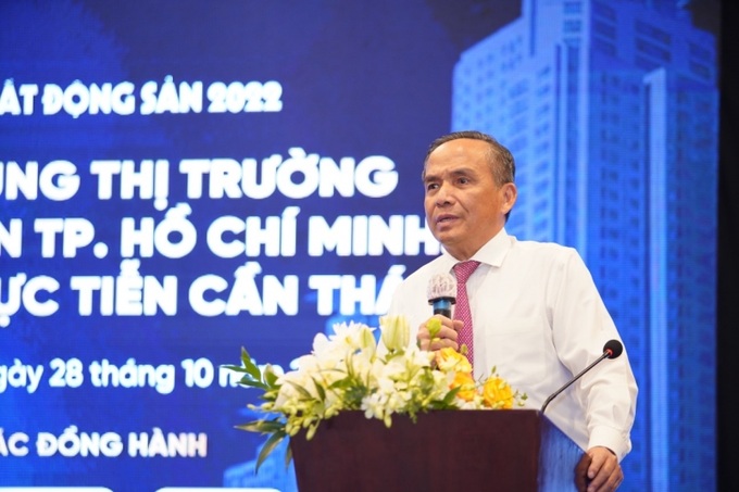 Ông Lê Hoàng Châu, Chủ tịch Hiệp hội BĐS TP.HCM (HoREA) cho hay, so với năm 2017 là năm thị trường BĐS tăng trưởng cao nhất trong 10 năm qua, thì từ 2018 đến nay đã xuất hiện rõ rệt tình trạng lệch pha “cung-cầu;” sụt giảm nguồn cung sản phẩm nhà ở, nhất là nhà ở vừa túi tiền.