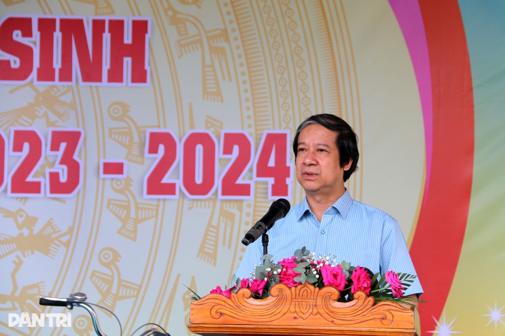 Bộ trưởng Bộ Giáo dục và Đào tạo thăm, tặng quà học sinh vùng cao Đắk Nông - 2 Bộ trưởng Bộ Giáo dục và Đào tạo thăm, tặng quà học sinh vùng cao Đắk Nông - 2