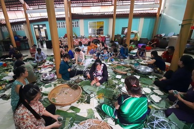 Nhà chùa ở Vĩnh Long gói 10.000 đòn bánh tét gửi đồng bào ở miền Trung