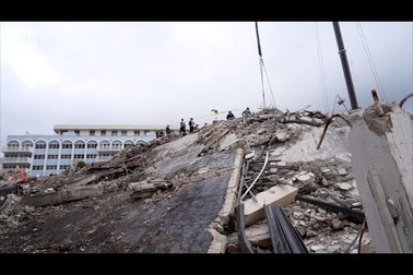 Đội cứu hộ chạy đua tìm kiếm nạn nhân mất tích vụ sập chung cư ở Mỹ