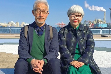 Cặp vợ chồng nổi tiếng ở tuổi U70 vì… mặc đồ đôi tuyệt đẹp