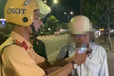 Mang lý lịch “đỏ” của gia đình ra "dọa" CSGT khi bị đo nồng độ cồn