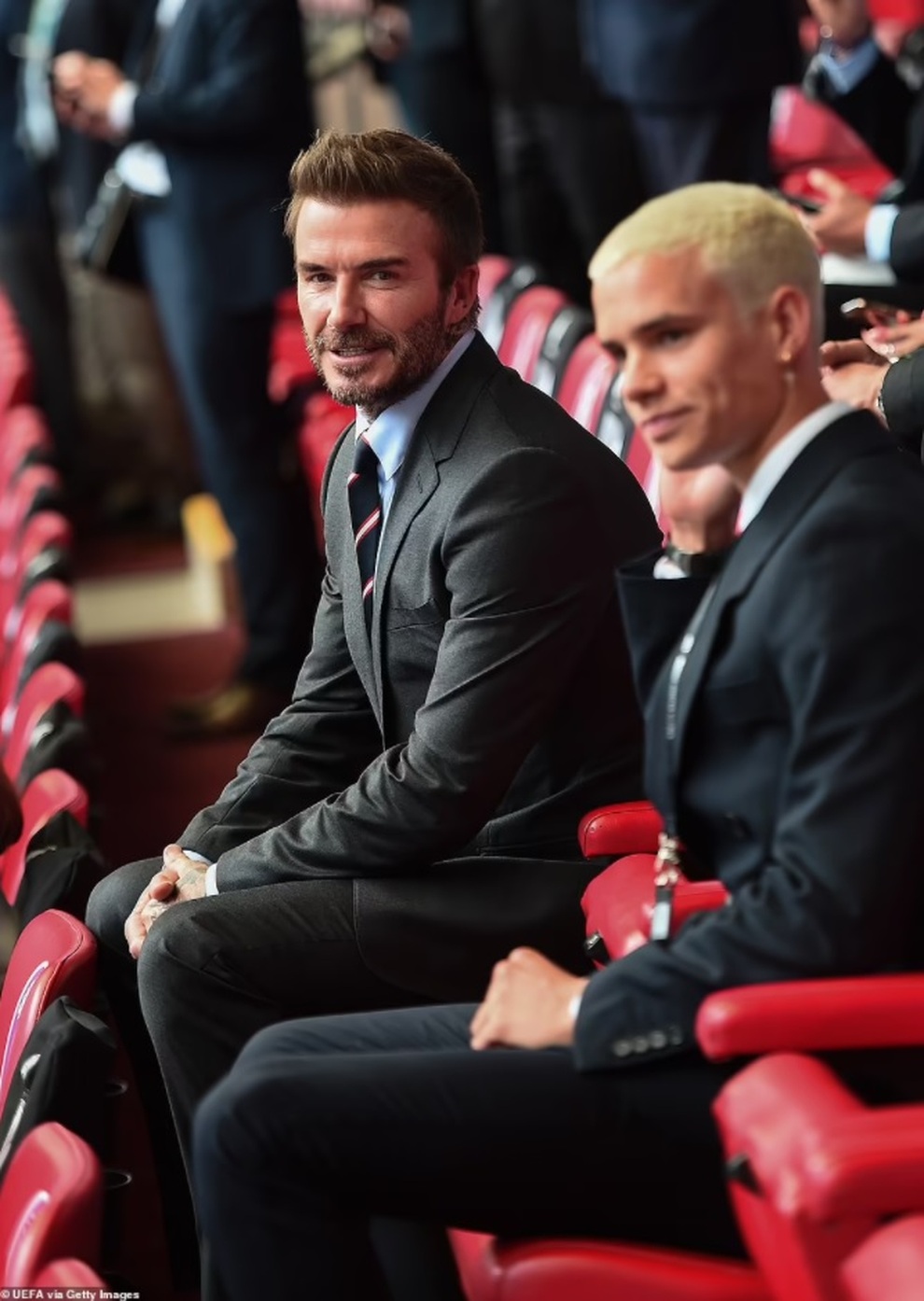 Quý tử nhà David Beckham đá trận bóng chuyên nghiệp đầu tiên - 8