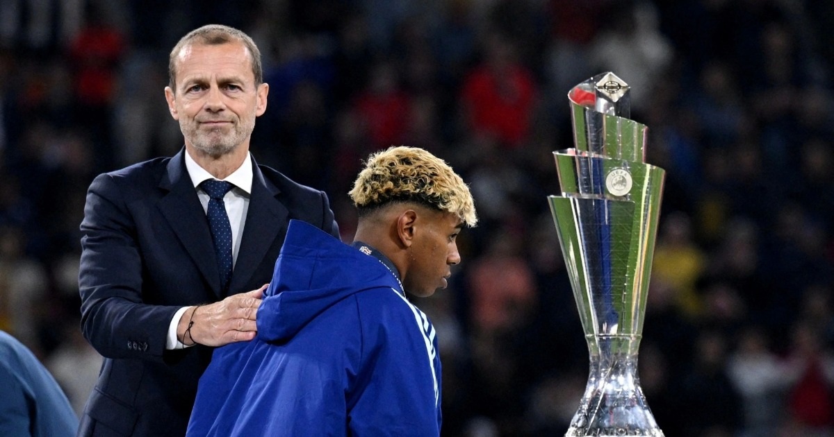 Lamine Yamal có hành động gây tranh cãi khi C.Ronaldo nâng cúp vô địch