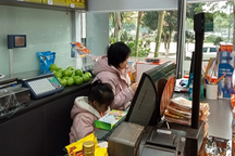 Trẻ nghỉ học vì lạnh: Bà cấp tốc lên trông cháu, con theo mẹ 10km đi làm