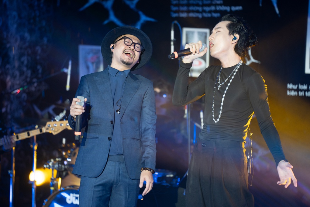 VP Bá Vương diễn dưới mưa cùng rapper Hà Lê, Lil Wuyn - 2 VP Bá Vương diễn dưới mưa cùng rapper Hà Lê, Lil Wuyn - 2