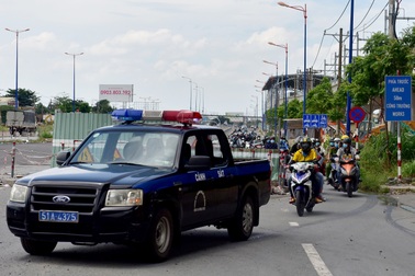 Lực lượng tuần tra dẫn đoàn người ở cửa ngõ định về quê quay trở lại TPHCM