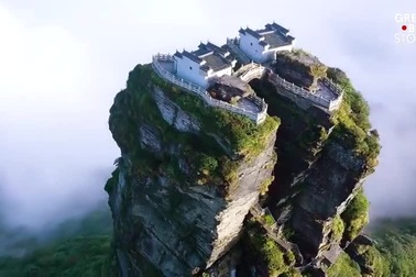 Hai ngôi chùa cổ linh thiêng nằm "lơ lửng" giữa bầu trời