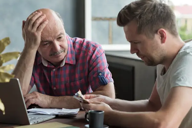 Con 35 tuổi kiện bố mẹ ra toà vì muốn được… cho tiền mỗi tháng