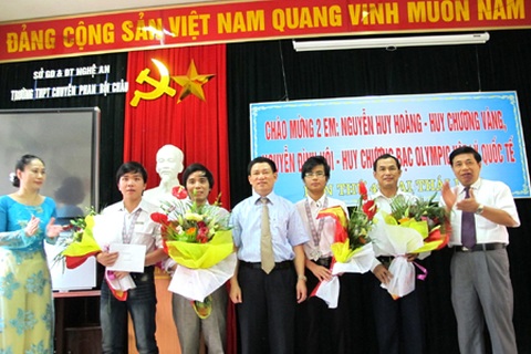 Nồng nhiệt lễ đón 2 HS đoạt huy chương Olympic Vật lý quốc tế