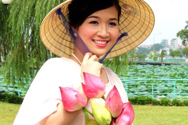 Xúc động khi nghe Hoàng Dung hát “Người về thăm quê”