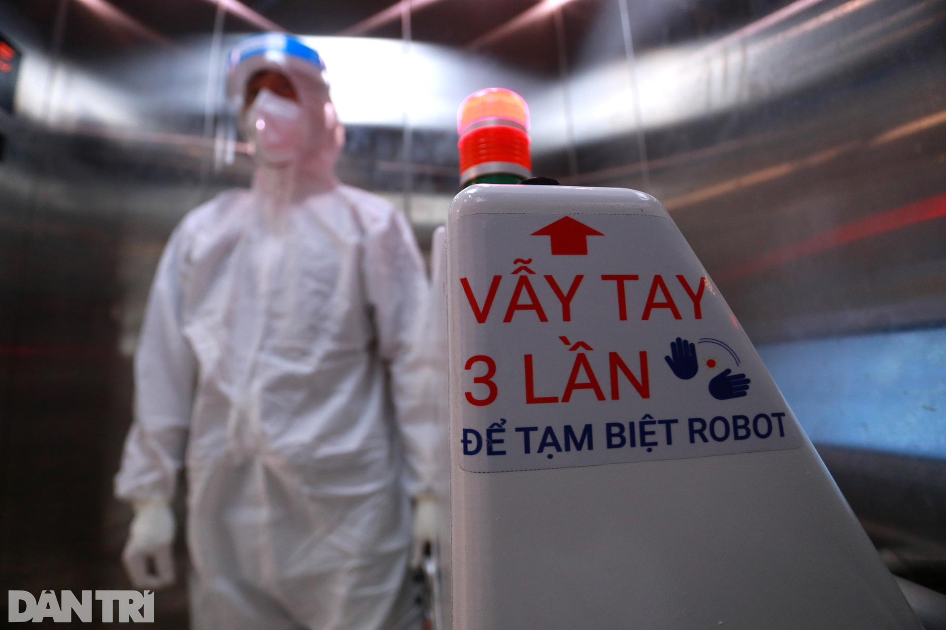 Rô-bốt mang cơm, thuốc men tận phòng bệnh nhân điều trị Covid-19 ở Sài Gòn - 4 Rô-bốt mang cơm, thuốc men tận phòng bệnh nhân điều trị Covid-19 ở Sài Gòn - 4