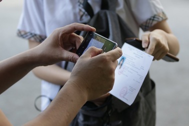 Thay đổi địa điểm thi lúc nửa đêm: Phụ huynh, học sinh nháo nhác