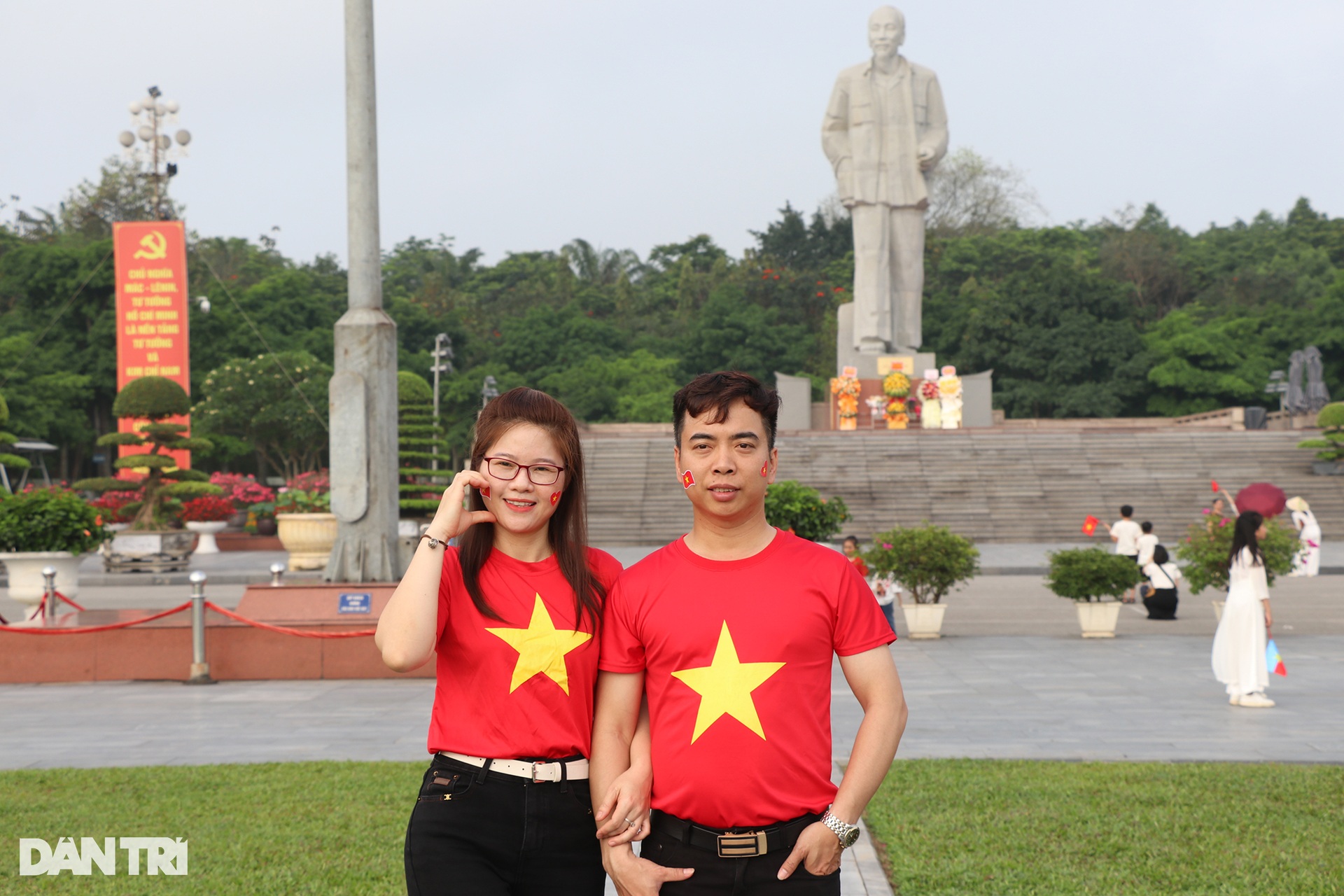 Người dân đổ về quảng trường Hồ Chí Minh lưu lại hình ảnh ngày lễ 30/4 - 8