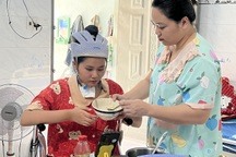 Cô gái bị xe tông ngồi một chỗ, gần 2 năm tài xế vẫn chưa bị xét xử