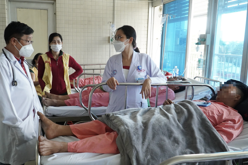 4 công nhân phải cấp cứu trong vụ mắc kẹt dưới cống ở TPHCM hiện ra sao? - 2 4 công nhân phải cấp cứu trong vụ mắc kẹt dưới cống ở TPHCM hiện ra sao? - 2