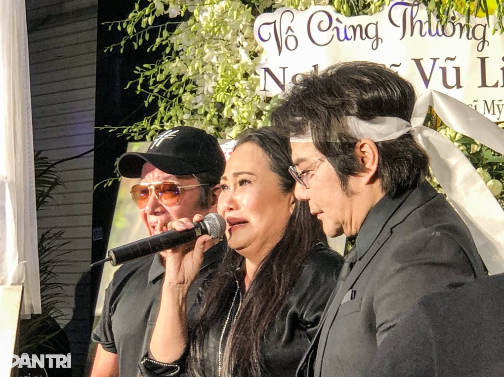 Đêm tiễn Vũ Linh: Ngọc Huyền ngất xỉu, hàng ngàn người xem hát đến 1h sáng - 10 Đêm tiễn Vũ Linh: Ngọc Huyền ngất xỉu, hàng ngàn người xem hát đến 1h sáng - 10