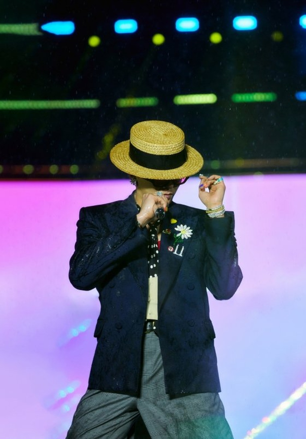 G-Dragon đăng ảnh tắm mưa, cảm ơn khán giả Việt sau đêm diễn huyền thoại - 2 G-Dragon đăng ảnh tắm mưa, cảm ơn khán giả Việt sau đêm diễn huyền thoại - 2