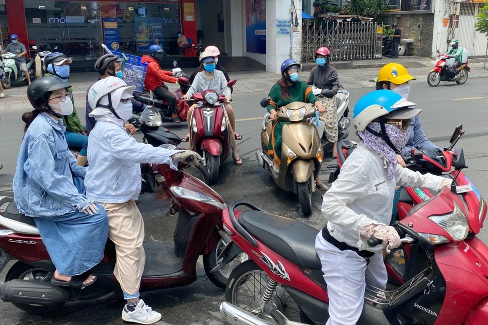 TPHCM: Cảnh xếp hàng dài ngoài siêu thị trong ngày có tin đồn thất thiệt - 8 TPHCM: Cảnh xếp hàng dài ngoài siêu thị trong ngày có tin đồn thất thiệt - 8