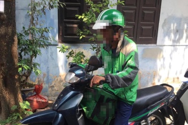 Cảm động câu chuyện bố ngày chạy grab, tối làm bảo vệ nuôi con ăn học