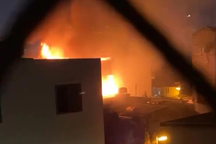 Tầng 3 ngôi nhà ở Hà Nội bốc cháy ngùn ngụt