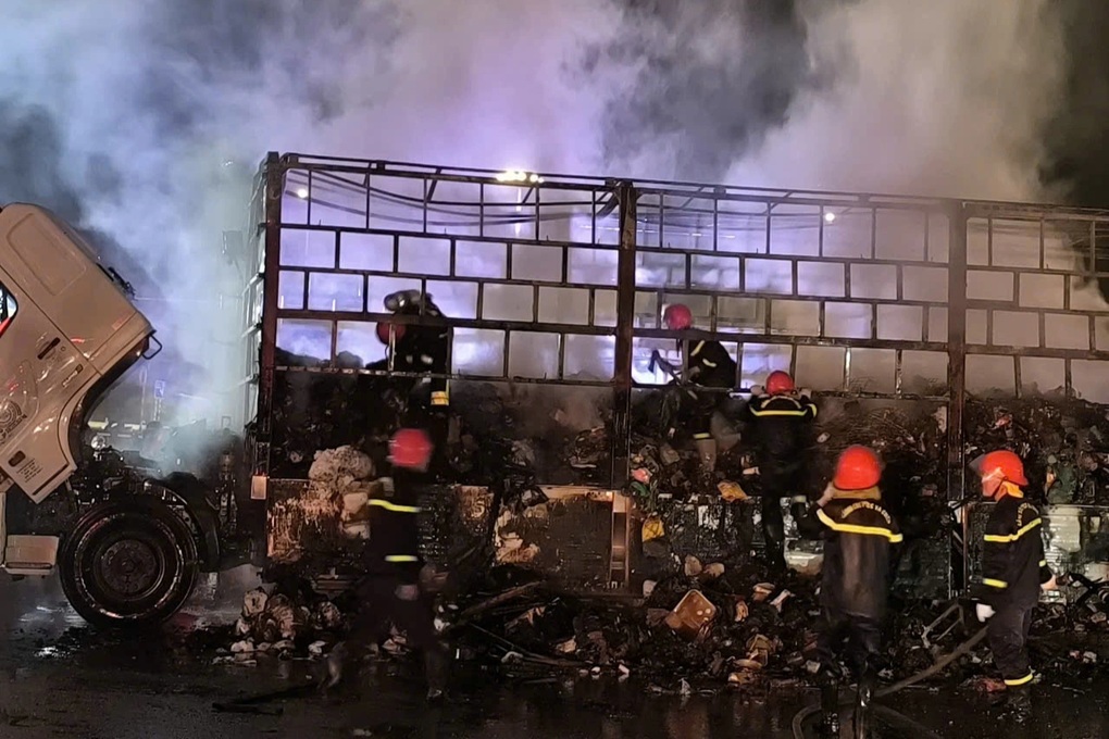 Xe chở bưu phẩm bốc cháy tại nút giao cao tốc - 2 Xe chở bưu phẩm bốc cháy tại nút giao cao tốc - 2