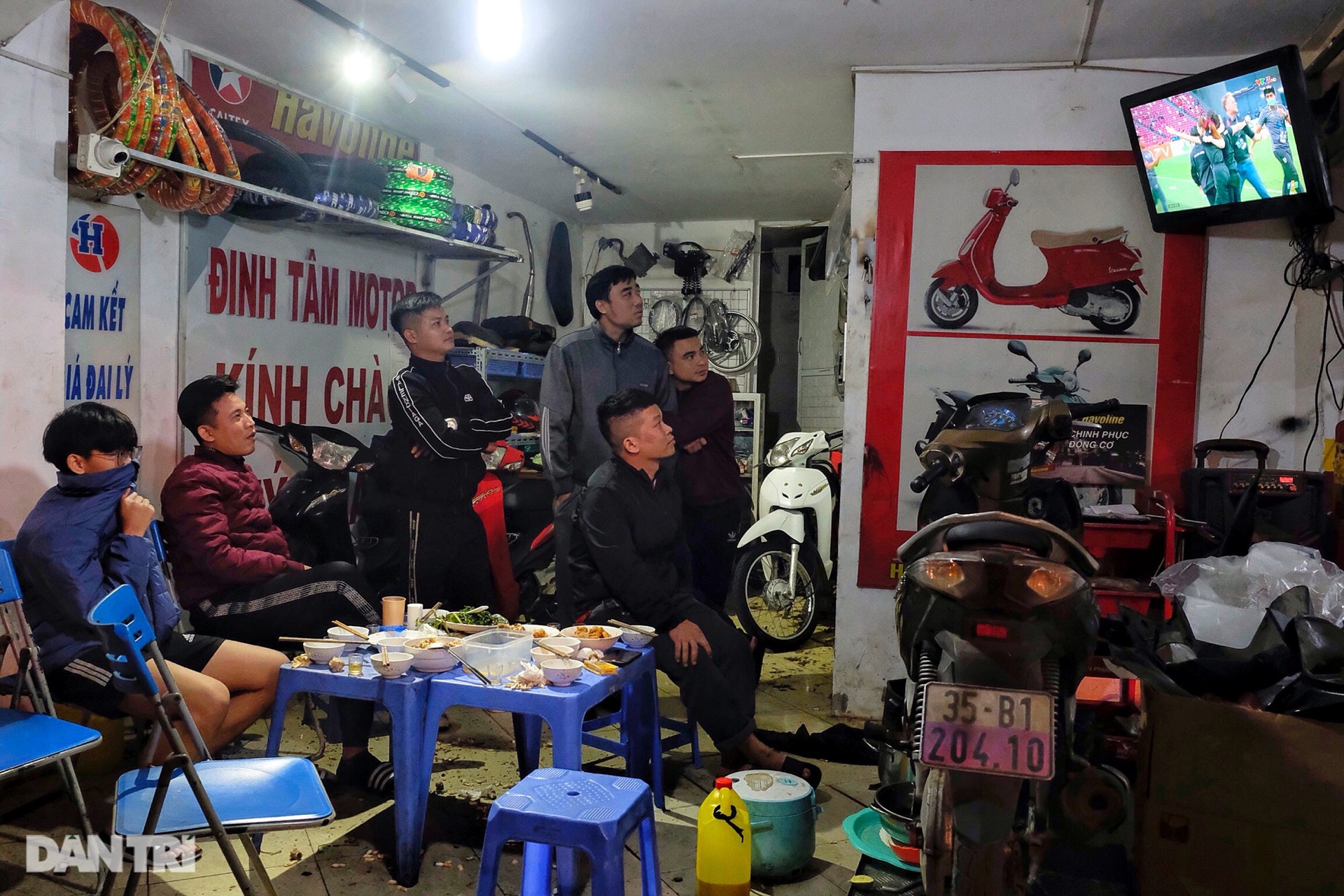 Người hâm mộ gục đầu tiếc nuối khi Việt Nam trở thành cựu vương tại AFF Cup - 16 Người hâm mộ gục đầu tiếc nuối khi Việt Nam trở thành cựu vương tại AFF Cup - 16