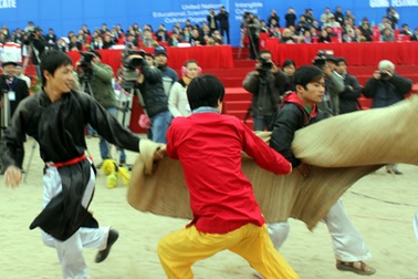 Sôi động cảnh cướp chiếu tại Hội Gióng