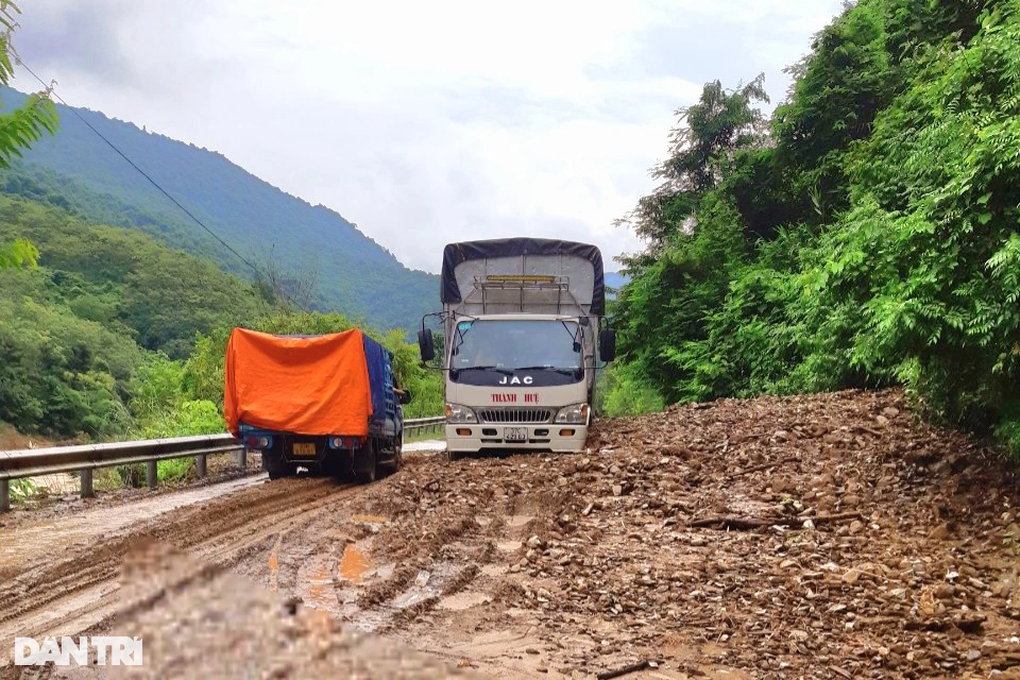 Quốc lộ 7 xuất hiện vệt nứt gãy xé ngang đường - 5 Quốc lộ 7 xuất hiện vệt nứt gãy xé ngang đường - 5