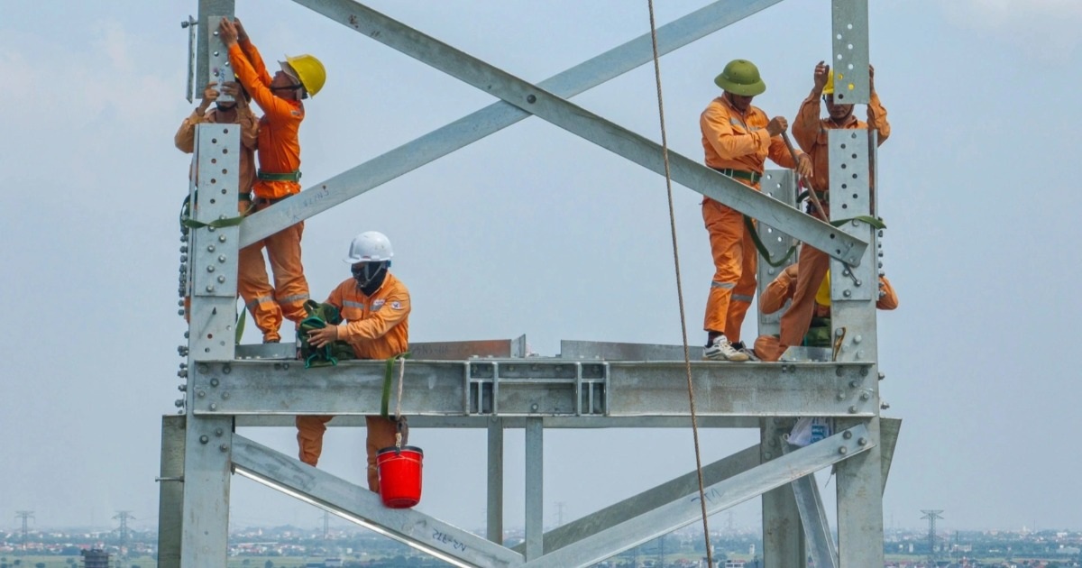 View - Công nhân đội nắng 40 độ C, treo mình giữa lưng trời xây đường điện 500kV | Báo Dân trí