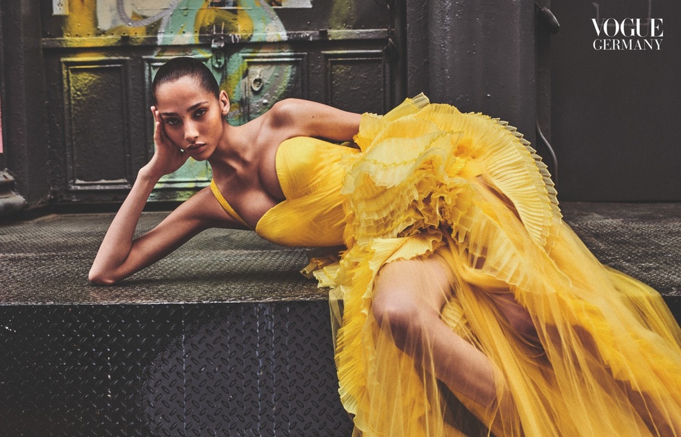 Người mẫu Gen Z nổi tiếng thế giới với cú đánh hông gợi cảm trên sàn diễn