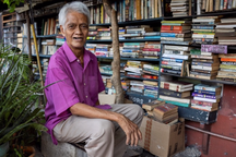 Cụ ông biến nhà thành thư viện miễn phí, truyền cảm hứng đọc đến người trẻ