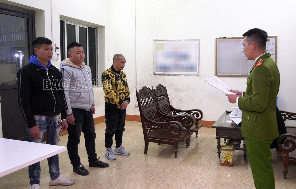 Bắt quả tang 5 đôi nam nữ đang mua bán dâm tại nhà nghỉ - 1 Bắt quả tang 5 đôi nam nữ đang mua bán dâm tại nhà nghỉ - 1