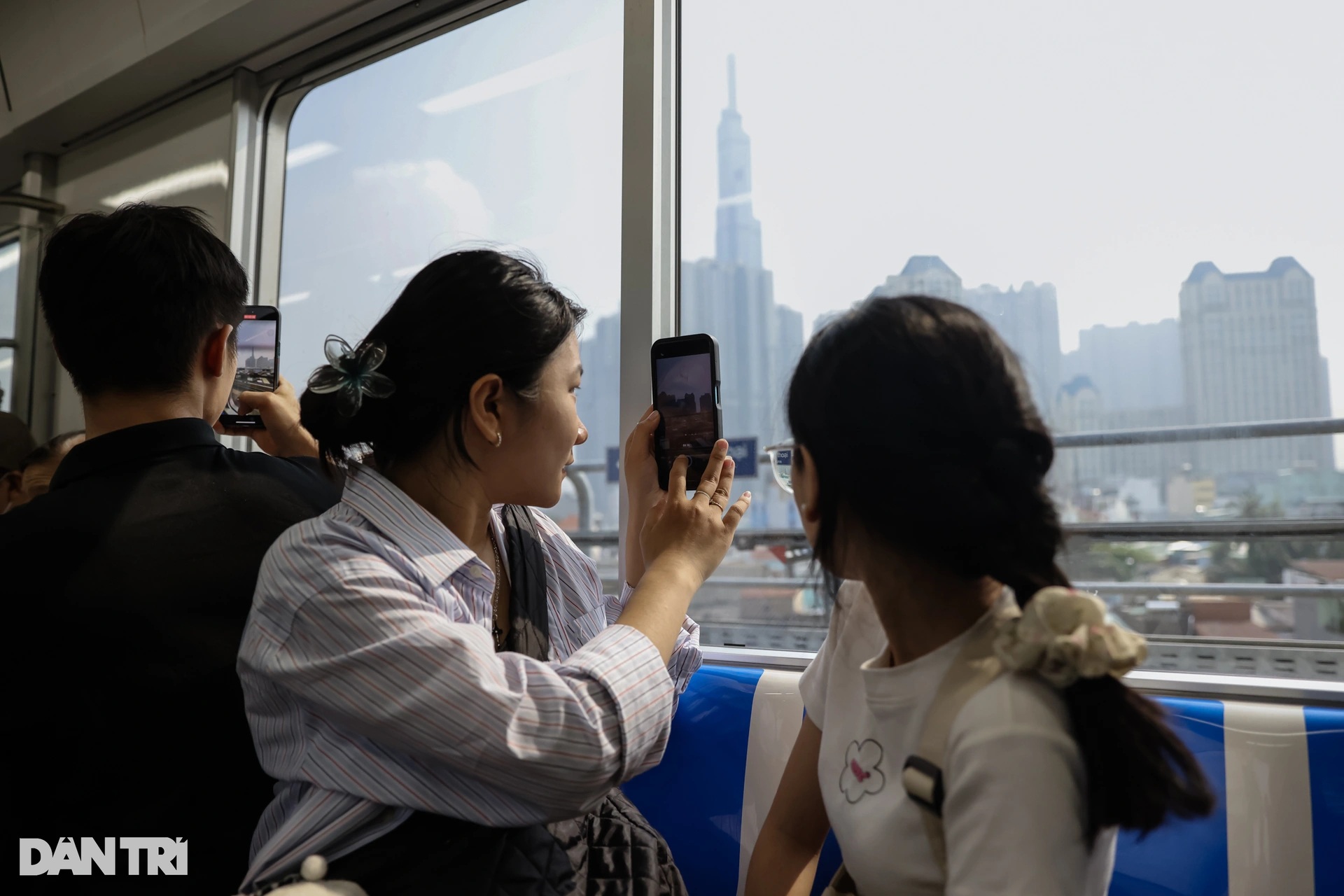 Nhân viên, sinh viên chọn metro để đi học, đi làm trong ngày đầu thu phí - 14 Nhân viên, sinh viên chọn metro để đi học, đi làm trong ngày đầu thu phí - 14