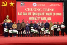 Báo Dân trí trao tặng quà Tết tới các gia đình người có công tại Bắc Giang