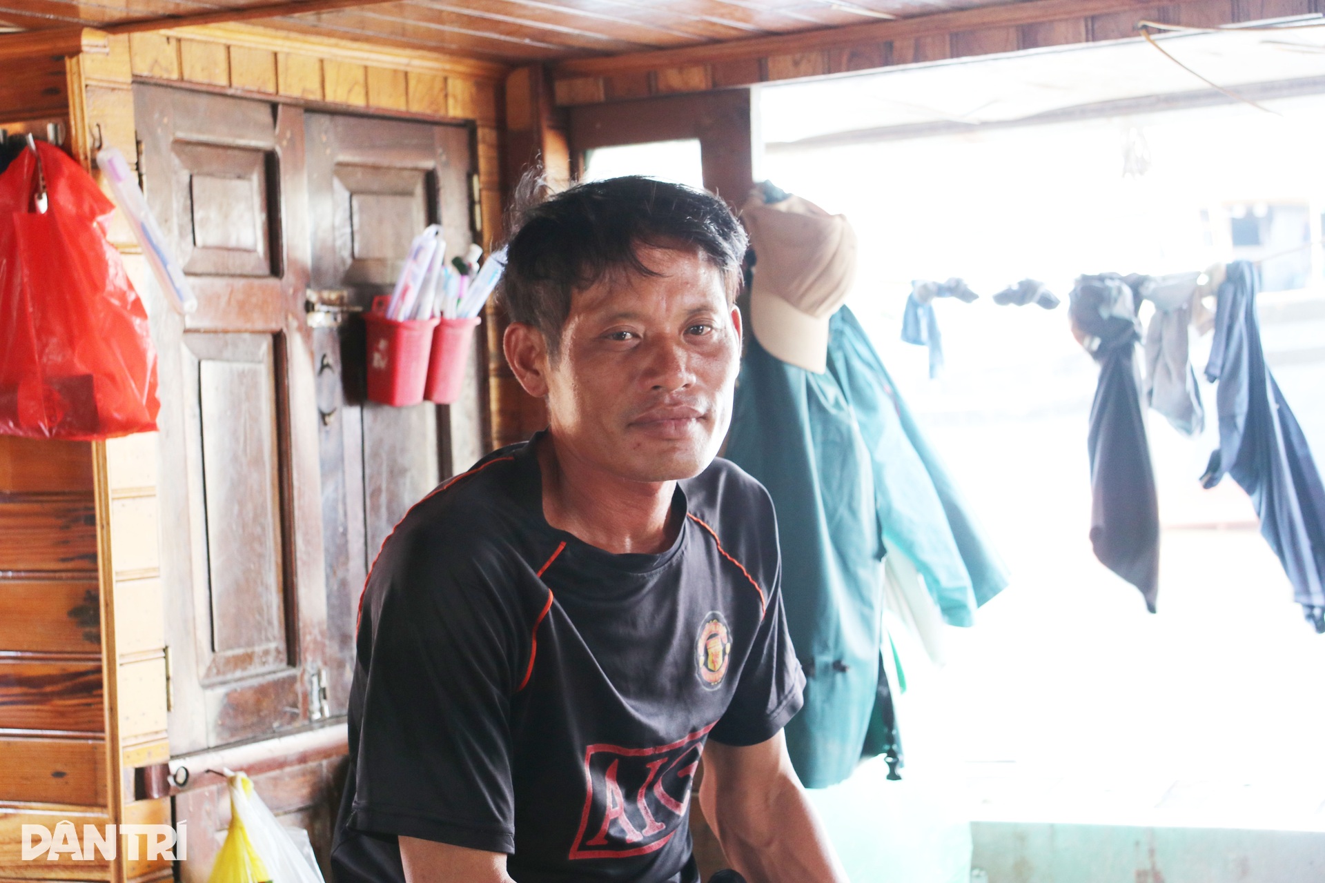 Ngư dân đưa tàu vào nơi tránh trú, theo dõi bão Ragasa qua điện thoại - 6 Ngư dân đưa tàu vào nơi tránh trú, theo dõi bão Ragasa qua điện thoại - 6