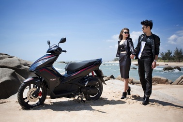 Honda Air Blade 125 Black Edition - Sắc đen cá tính
