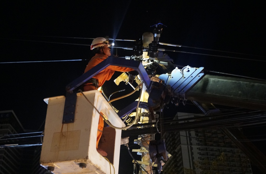 Chủ cửa hàng phát điện miễn phí giúp dân sạc pin sau bão Kalmaegi - 1 Chủ cửa hàng phát điện miễn phí giúp dân sạc pin sau bão Kalmaegi - 1