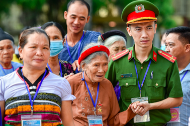 Chủ tịch nước tặng quà Tết Nguyên đán tới người có công với cách mạng