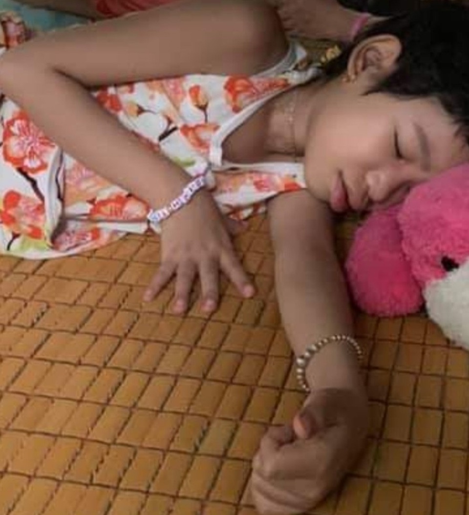 Xót xa cảnh bé gái đau đớn gọi: Mẹ ơi cứu con! - 2 Xót xa cảnh bé gái đau đớn gọi: Mẹ ơi cứu con! - 2