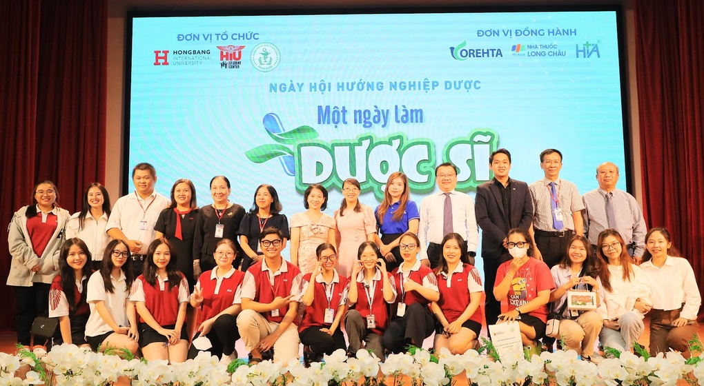 Học sinh, sinh viên trải nghiệm một ngày làm dược sĩ - 3 Học sinh, sinh viên trải nghiệm một ngày làm dược sĩ - 3