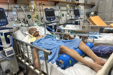 Đau xé lòng cảnh người mẹ bất lực nhìn chồng con nguy kịch trong bệnh viện