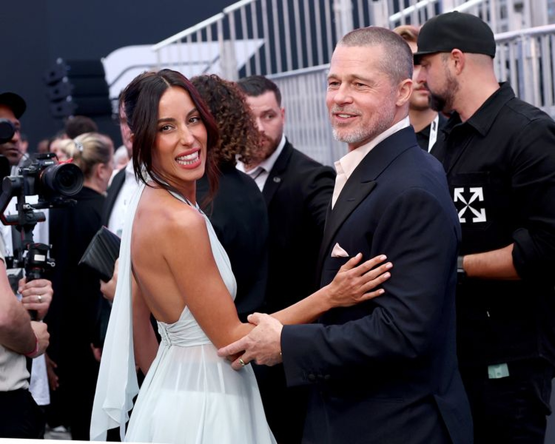 Hình ảnh đẹp đôi của quý ông hấp dẫn Brad Pitt và bạn gái kém 27 tuổi - 9