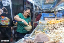 Quán hủ tiếu "đợi" chỉ dành cho... người kiên nhẫn, 2h sáng khách vẫn đông