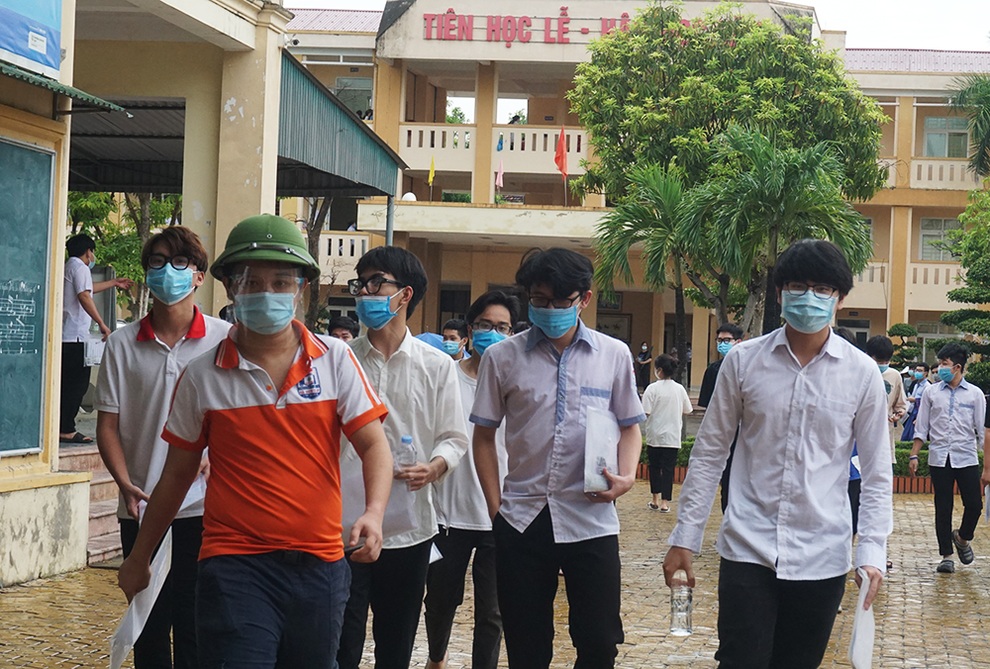 Chiến sỹ nghĩa vụ vượt nơi đang phong tỏa đến điểm thi trước giờ G - 3 Chiến sỹ nghĩa vụ vượt nơi đang phong tỏa đến điểm thi trước giờ G - 3