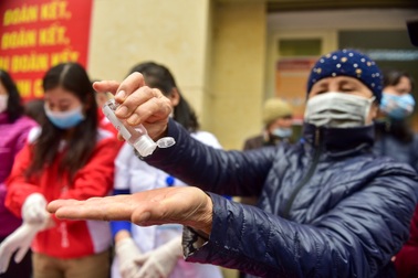 Hà Nội: Người dân xếp hàng dài nhận nước rửa tay miễn phí