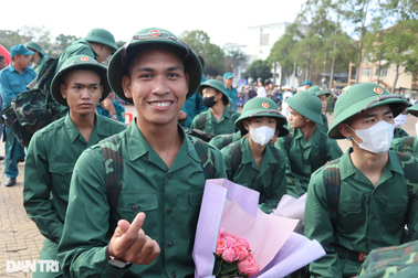 Nhà trường "giữ" việc làm cho 2 cán bộ Ê đê an tâm nhập ngũ